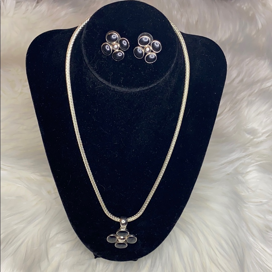 Black And Silver Tone Necklace And Earring Set Black And Silver Tone Necklace And Earring Set